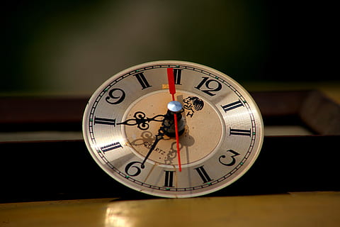Uhr, Wanduhr, Zeit, Uhrzeiger, retro, Wanduhren, Richtigkeit, Nummer, Ziffernblatt, drinnen, Nahansicht, Minutenzeiger, keine Leute, Instrument der Zeit, Kreis, einzelnes Objekt, gestalten, Frist, selektiver Fokus, Geometrische Figur, Holz - Material, Fokus auf den Vordergrund, Tag, 5K, CC0, gemeinfrei, lizenzfrei