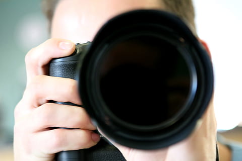 professionale, telecamera, catturare, didascalia, tecnologia, lente, temi fotografici, macchina fotografica - attrezzatura fotografica, parte del corpo umano, obiettivo - strumento ottico, mano umana, mano, avvicinamento, attrezzatura fotografica, una persona, primo piano estremo, adulto, donne, parte del corpo, detenzione, Camera digitale, messa a fuoco selettiva, attività, Fotografare, fotocamera reflex, fotografo, bella donna, dito, 2K, CC0, dominio pubblico, privo di copyright