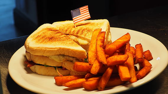 francés, papas fritas, Sandwich, blanco, plato, un pan, delicioso, cena, comida, crecer, hecho en casa, almuerzo, carne, nutrición, naturaleza muerta, brindis, listo para comer, comida y bebida, comer poco saludable, papa preparada, comida rápida, patata, de cerca, frescura, bocadillo, tamaño de la porción, frito, mesa, nadie, adentro, bandera, indulgencia, tentación, papas fritas de comida rápida, Comida comfortable, 4K, CC0, dominio público, libre de derechos