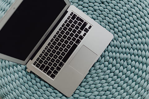 ordinateur portable macbook, bleu, pouf, technologie, macbook, La technologie, portable, ottoman, ordinateur, Technologie sans fil, lien, la communication, équipement informatique, clavier, clavier d'ordinateur, partie informatique, à l'intérieur, personne, fermer, l'Internet, dispositif d'information portable, réseau informatique, clé d'ordinateur, vue grand angle, modèle, moniteur d'ordinateur, équipement électrique, 5K, CC0, domaine public, libre de droits