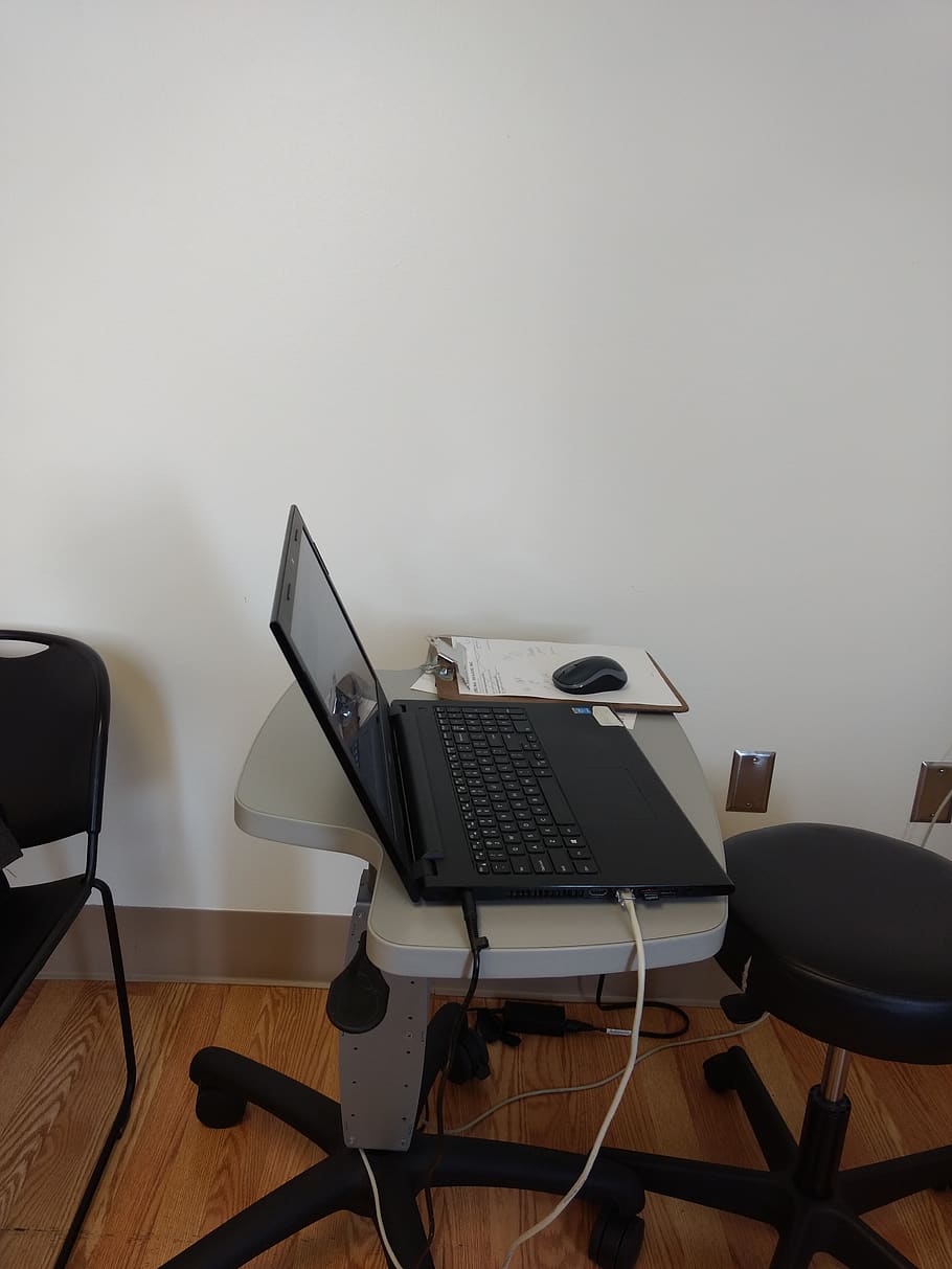 mobles, PC, electrònica, ordinador, portàtil, taula, escriptori, teclat d’ordinador, maquinari, maquinari de l'ordinador, teclat, pantalla, monitor, pantalla lcd, fusta, cadira, sòls, fusta contraxapada, tecnologia, tecnologia sense fils, connexió, a l'interior, comunicació, seient, oficina, negocis, còpia espai, cap gent, absència, equips informàtics, funció de construcció de parets, natura morta, 4K