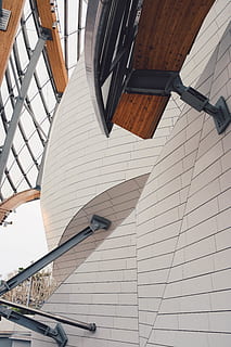 Marrone, grigio, telaio, architettura, costruzione, edificio per uffici, finestra, lucernario, Teatro dell'opera, urbano, città, cittadina, metropoli, planetario, corrimano, ringhiera, palo di utilità, cupola, osservatorio, alto aumento, Torre, campanile, guglia, Inquadratura dal basso, struttura costruita, nessuno, giorno, esterno dell'edificio, modello, soffitto, all'aperto, vetro - materiale, natura, luce del sole, attrezzatura per l'illuminazione, mezzi di trasporto, connessione, moderno, caratteristica architettonica, direttamente sotto, 5K, CC0, dominio pubblico, privo di copyright