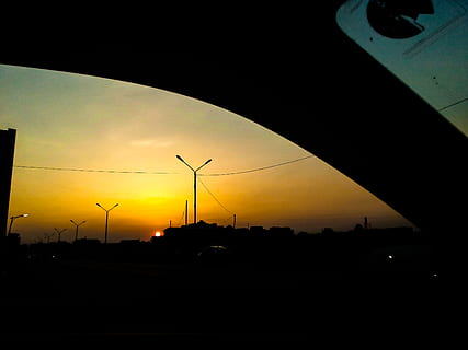 solnedgang, trafikk, vei, tom vei, bil, inne bil, frontrute, silhouette, himmel, oransje farge, skjønnhet i naturen, natur, ingen folk, teknologi, miljø, sol, drivstoff og kraftproduksjon, naturskjønnhet - natur, vindturbin, miljøvern, arkitektur, turbin, utendørs, bygget struktur, fornybar energi, sky - himmel, elektrisitet, strømforsyning, 2K, CC0, offentlig domene, opphavsrett gratis