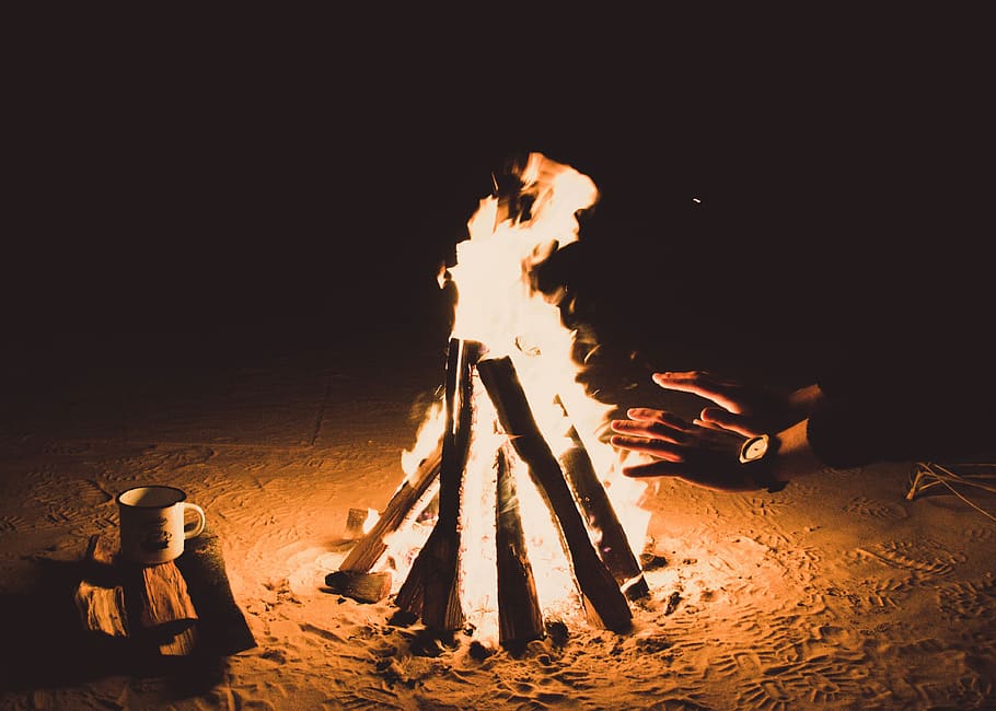 foc, flama, foguera, fosc, nit, calor, llenya, platja, sorra, llum, mà, veure, tassa, cremant, foc - fenomen natural, calor - temperatura, naturalesa, material de fusta, fusta, registre, brillant, senyal d'advertència, campament, signe, exposició llarga, a l'aire lliure, fusió, 4K
