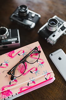 calendario rosa, calendario, cuaderno, diario, Nota, escritorio, mesa, temas de fotografia, camara - equipo fotografico, vista de alto ángulo, tecnología, adentro, naturaleza muerta, nadie, lentes, los anteojos, color rosa, de cerca, centrarse en primer plano, equipo fotográfico, conexión, material de madera, lente - instrumento óptico, tecnología inalámbrica, cámara digital, 4K, CC0, dominio público, libre de derechos