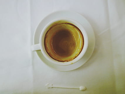pause, bord, kaffe, forfriskning, drikke, kopp, mat og Drikke, rett over, krus, kaffe - drikke, kaffe kopp, innendørs, stilleben, ingen folk, friskhet, nærbilde, høy vinkel visning, skje, spise redskap, varm drikke, hvit farge, servise, glass, tekopp, alkoholfri drikkevare, 2K, CC0, offentlig domene, opphavsrett gratis