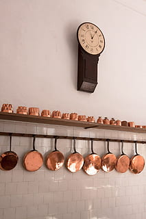 Schimmel, Backen, Küche, Objekt, schwenken, Uhr, drinnen, Zeit, Wandbau - Funktion, Regal, keine Leute, Wohnraum, Fliese, Zuhause, große gruppe von gegenständen, Stillleben, Holz - Material, Variation, Bodenbelag, Lebensmittel, Wohngebäude, in einer Reihe, Essen und Trinken, Container, Instrument der Zeit, Wanduhr, Fliesenboden, 1080P