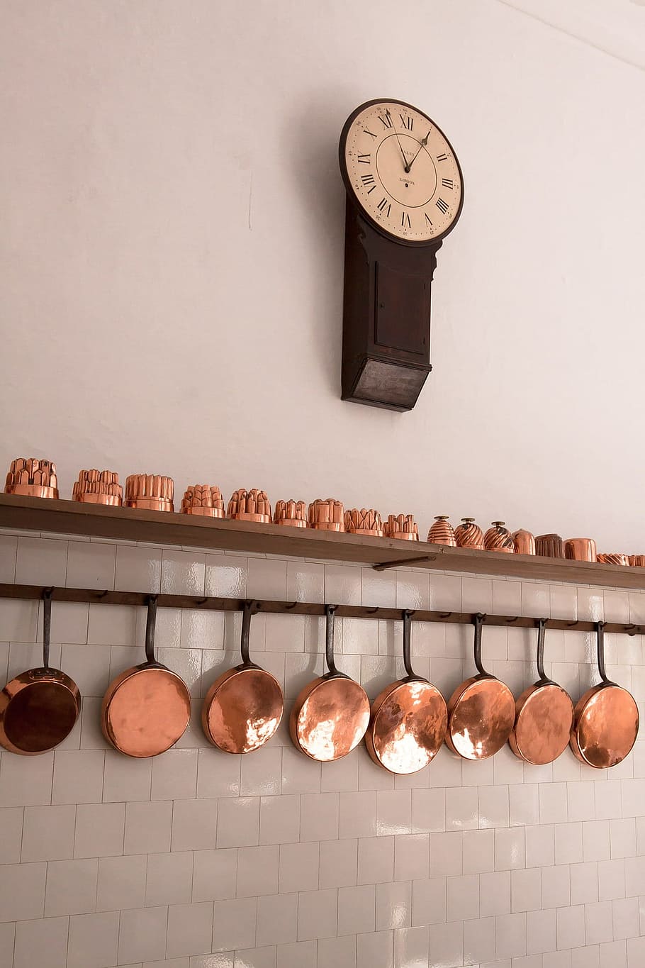 Schimmel, Backen, Küche, Objekt, schwenken, Uhr, drinnen, Zeit, Wandbau - Funktion, Regal, keine Leute, Wohnraum, Fliese, Zuhause, große gruppe von gegenständen, Stillleben, Holz - Material, Variation, Bodenbelag, Lebensmittel, Wohngebäude, in einer Reihe, Essen und Trinken, Container, Instrument der Zeit, Wanduhr, Fliesenboden, 1080P