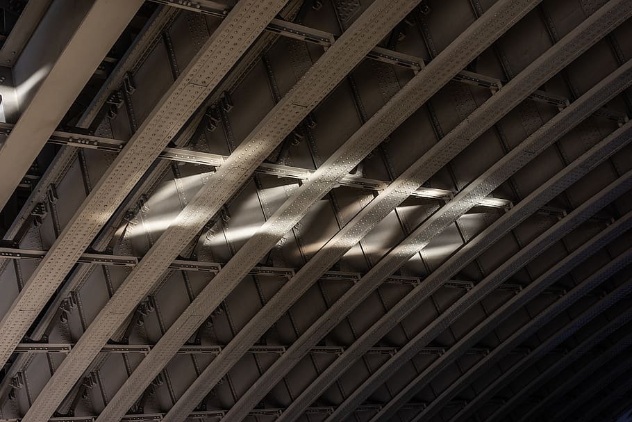 tetto grigio, architettura, costruzione, urbano, luce, illuminazione, arco, ponte, luce del sole, bagliore, sfondo, albero leggero, albero, atmosferico, ombra, contrasto, lucentezza, metallo, lavoro di metallo, sperimentale, Inquadratura dal basso, struttura costruita, soffitto, in casa, nessuno, modello, tetto, attrezzatura per l'illuminazione, fotogramma intero, legno - materiale, giorno, illuminato, architrave, sfondi, caratteristica architettonica, trave, 5K