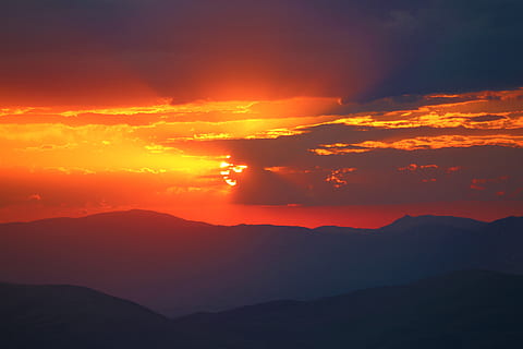 aereo, foto, montagne, d'oro, ora, retroilluminato, nuvole, drammatico, sera, ora d'oro, sole dorato, paesaggio, natura, panoramico, sole, tramonto, bellezza nella natura, cielo, scenics - natura, montagna, colore arancione, nuvola - cielo, la tranquillità, scena tranquilla, ambiente, idilliaco, silhouette, catena montuosa, cielo drammatico, nessuno, scena non urbana, all'aperto, cielo romantico, picco di montagna, luminosa, 5K, CC0, dominio pubblico, privo di copyright