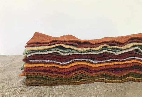 couches, texture, artisanat, coloré, couleurs d'automne, en tissu, couture, empiler, fermer, textile, personne, modèle, à l'intérieur, prise de vue en studio, la laine, rayé, multi couleur, tissé, marron, Matériel, couverture, chandail, industrie textile, coupé, fond blanc, industrie, relaxation, pull cardigan, nettoyer, 4K, CC0, domaine public, libre de droits