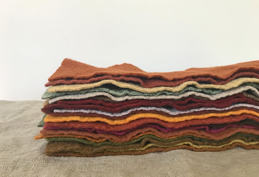 capes, textura, elaboració, colorit, colors de la tardor, teixit, cosir, pila, primer pla, tèxtil, cap gent, patró, a l'interior, tir de l'estudi, llana, ratlles, multicolor, marró, material, manta, suèter, indústria tèxtil, tallar, fons blanc, indústria, relaxació, jersei de cardigan, netejar, 4K