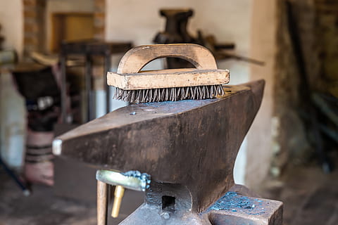 Amboss, Werkstatt, Schmied, Arbeit, Eisen, Werkzeug, Schmiede, Kunst, Metall, Fokus auf den Vordergrund, alt, Nahansicht, keine Leute, Holz - Material, rostig, Tag, Retro-Stil, Haushaltsausstattung, Antiquität, drinnen, selektiver Fokus, verwittert, Wasser, Kunst und Handwerk, Eisen - Metall, 2K, CC0, gemeinfrei, lizenzfrei