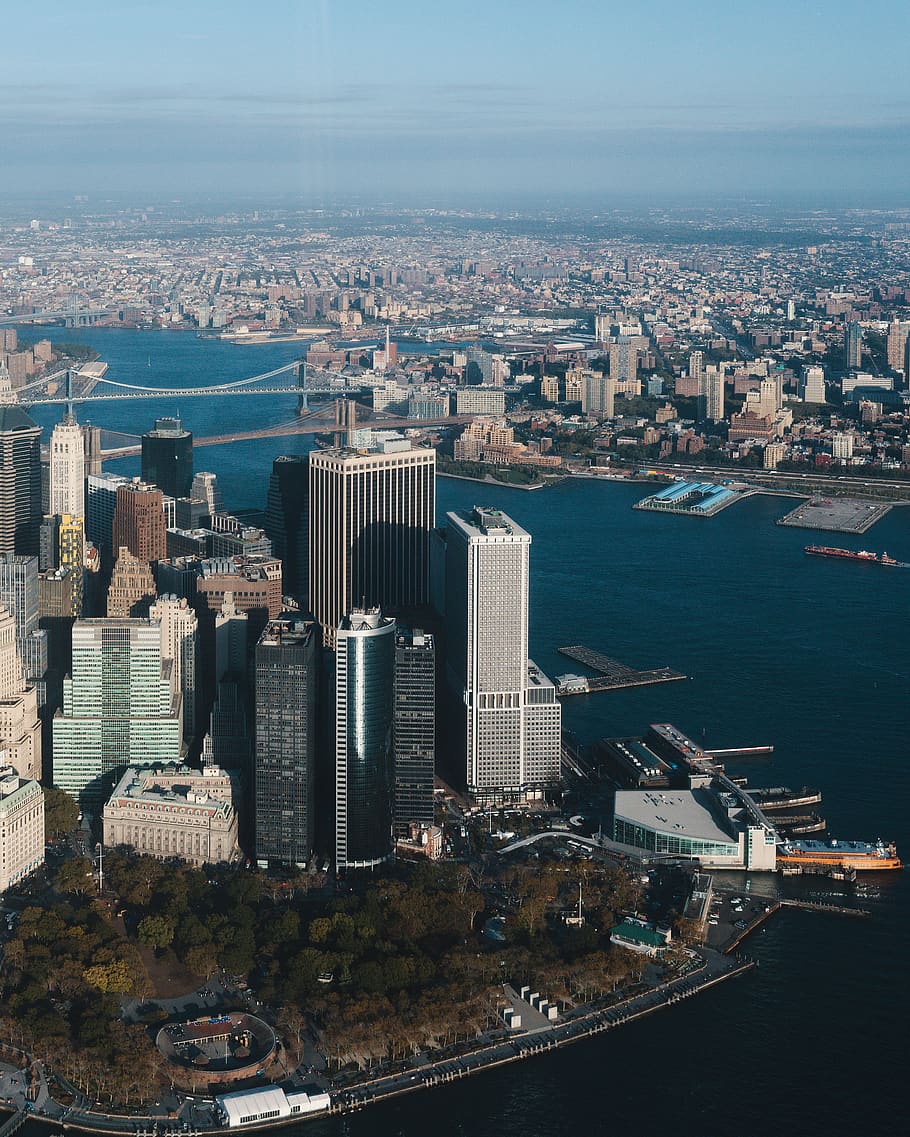architettura, costruzione, infrastruttura, struttura, istituzione, appartamento, finestre, condominio, Hotel, aereo, oceano, mare, ponte, alberi, esterno dell'edificio, struttura costruita, paesaggio urbano, città, acqua, edificio per uffici esterno, cielo, grattacielo, vista dall'alto, nessuno, natura, vista aerea, quartiere residenziale, giorno, mezzi di trasporto, vita di città, all'aperto, moderno, distretto finanziario, 2K