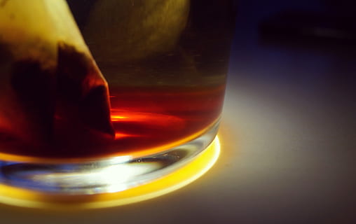 Tee, rot, Essen und Trinken, Getränk, Alkohol, Erfrischung, drinnen, Nahansicht, Glas, Trinkglas, Haushaltsausstattung, keine Leute, Studioaufnahme, Bier - Alkohol, farbiger Hintergrund, einzelnes Objekt, Lebensmittel, Frische, Bier, Tabelle, Wein, 4K, CC0, gemeinfrei, lizenzfrei
