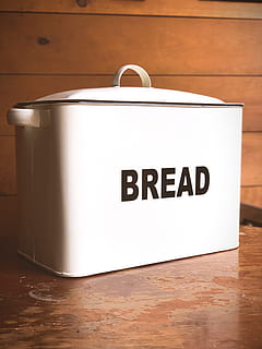 geschlossen, Brot-Box, Tabelle, Gerät, Kocher, langsamer Kocher, Küche, Brot, Kühler, Topf, Fußboden, Geschirrspüler, Kessel, Schmortopf, Logo, Symbol, Warenzeichen, Lebensmittel, Süßwaren, Süßigkeiten, Deckenventilator, Ofen, Brenner, drinnen, Holz - Material, Kommunikation, Text, keine Leute, Nahansicht, westliche Schrift, Holz, Zeichen, einzelnes Objekt, Wohnraum, Zuhause, Essen und Trinken, Bodenbelag, Haushaltsküche, Container, weiße Farbe, Metall, Becher, 4K, CC0, gemeinfrei, lizenzfrei