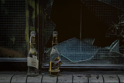 dois, garrafas de vinho, porta, garrafa, janela quebrada, quebrado, Cerveja, janela, acabado, esvaziar, Soho, Londres, cidade, tijolo, estrutura construída, arquitetura, exterior do edifício, noite, ninguém, ao ar livre, construção, recurso de construção de parede, corda, trilha, transporte, metal, rua, parede, cerca, estragado, conexão, abandonado, 5K, CC0, domínio público, royalty free