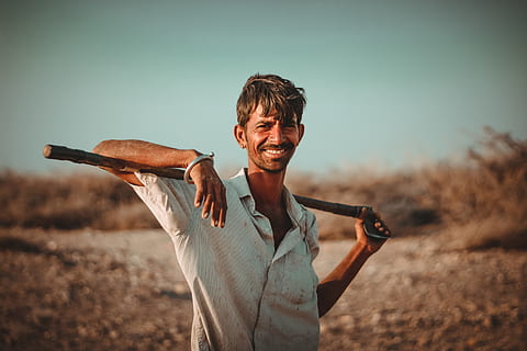 Mann mit Axt, eine Person, junger Erwachsener, Stehen, lächelnd, Vorderansicht, Porträt, Kamera betrachten, Legere Kleidung, Taille hoch, Land, echte Menschen, junge Männer, Freizeitbeschäftigung, Emotion, Glück, Natur, Lebensstile, menschlicher Arm, draußen, 5K, CC0, gemeinfrei, lizenzfrei