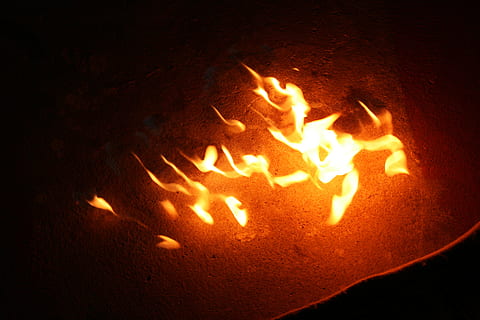 baggrund, smuk, sort, blis, flammende, bål, brænding, brændt, tæt på, kopi-rummet, fare, design, detalje, element, energi, fyrig, ild, brand-flamme, ildsted, flamme, flametongue, brandfarlig, brændstof, gas, benzin, glødende, varme, helvede, hed, tænding, jeg, varme - temperatur, brand - naturligt fænomen, natur, nat, ingen mennesker, bevægelse, gul, belyst, papir, skilt, orange farve, mørk, høj vinkel visning, udendørs, gnister, sort baggrund, 2K