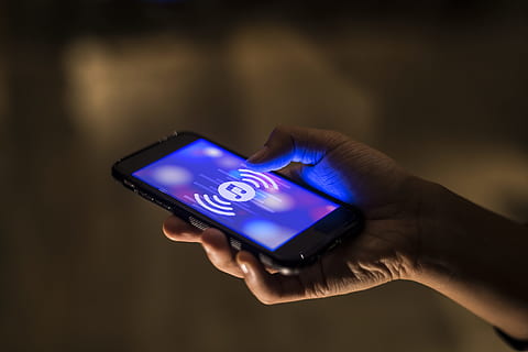 person, der holder smartphone, apparat, digital, elektronik, hånd, bedrift, mobiltelefon, musik, telefon, afspilning, spille, skærm, smartphone, menneskelig hånd, menneskelig kropsdel, meddelelse, trådløs teknologi, teknologi, forbindelse, en person, internet, belyst, touch screen, rørende, smart telefon, tæt på, digital tablet, bærbar informationsenhed, indendørs, computer netværk, digital komposit, finger, 4K, CC0, offentligt domæne, royaltyfrie