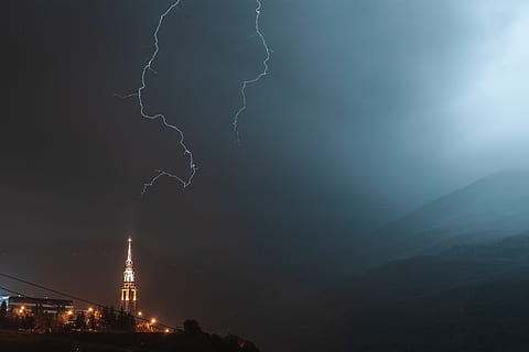 fulger, noaptea, cer, furtună, clădire, ușoară, noapte, seară, bliț, turn, turlă, tunet, Statiune de schi, noapte furtună, loc faimos, arhitectură, în aer liber, scenă urbană, călătorie, albastru, natură, Asia, apus de soare, oraș, peisaj urban, religie, nor - cer, culturi, spiritualitate, istorie, amurg, turism, Munte, budism, 5K, CC0, domeniu public, fără drepturi de autor