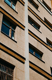 estructura de formigó marró, habitatge, edifici, lublin, Polònia, triangle, torre, arquitectura, campanar, urbà, de gran alçada, ciutat, presó, edifici d'apartaments, balcó, edifici d'oficines, gratacels, decoració de la llar, finestra, ombra de la finestra, estructura construïda, exterior de l'edifici, vista d’angle baix, cap gent, dia, marc complet, llum solar, barri residencial, a l'aire lliure, patró, fons, barana, naturalesa, vidre - material, repetició, funció de construcció de parets, apartament, 4K, CC0, domini públic, lliure de regalies