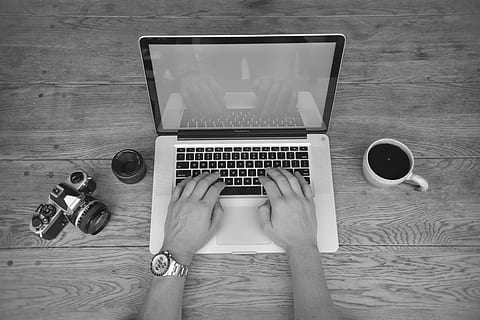 grå, skala fotografering, person, ved brug af, bærbar, æble, sort og hvid, kamera, coder, kaffe, kop, skrivebord, hænder, macbook pro, mand, krus, programmør, programmering, afspejling, teknologi, maskinskrivning, arbejder, armbåndsur, skrive, skrivning, computer, menneskelig hånd, en person, hånd, rigtige mennesker, meddelelse, trådløs teknologi, forbindelse, bruger bærbar computer, menneskelig kropsdel, bord, indendørs, direkte over, personlige perspektiv, drikke, træ - materiale, voksen, finger, 5K, CC0, offentligt domæne, royaltyfrie