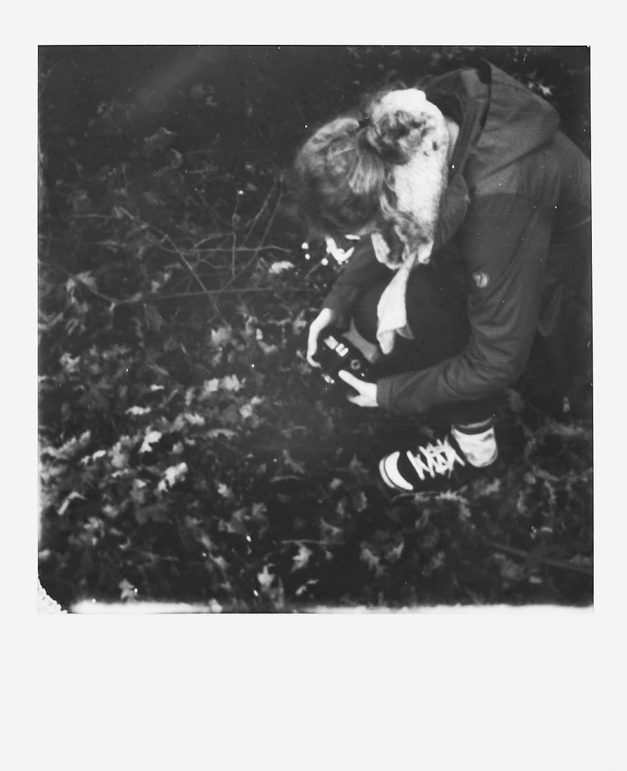 Polaroid, člověk, osoba, oblečení, oděv, fotografování, fotografie, obuv, boty, tvář, portrét, ženský, volnočasové aktivity, hudební nástroj, hudebník, kytara, kytarista, umělec, kabát, rostlina, přenos tisku, plná délka, automatický post produkční filtr, jedna osoba, skutečných lidí, životního stylu, sedící, neformální oblečení, den, krčí se, dítě, muži, dětství, Příroda, přistát, ženy, čelní pohled, digitální kompozitní, 5K
