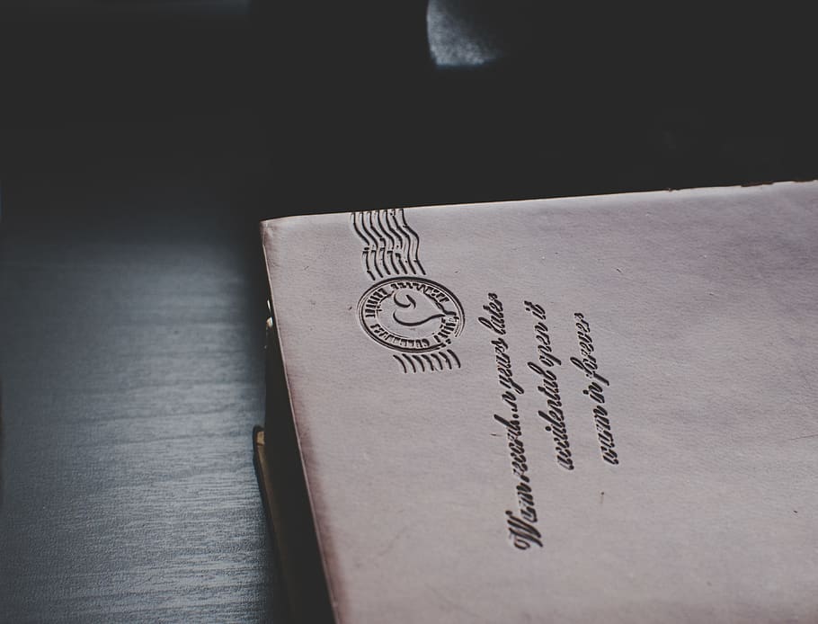 libro marrone, avvicinamento, documento, Busta, in casa, testo, comunicazione, sceneggiatura occidentale, tavolo, vista dall'alto, natura morta, nessuno, carta, numero, arte e artigianato, libro, singolo oggetto, pubblicazione, legno - materiale, creatività, concentrarsi sulle conoscenze acquisite, colore nero, sfondo nero, Messaggio, 4K