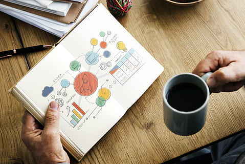 osoba, hospodářství, rezervovat, keramický, džbánek, káva, zmapovat, pohár, data, lavice, diagram, uvnitř, notebook, papír, papíry, spuštění, stůl, dřevěný stůl, lidské ruky, ruka, část lidského těla, napít se, jedna osoba, kávový šálek, dospělý, káva - nápoj, jídlo a pití, vysoký úhel pohledu, muži, dřevo - materiál, nádobí, šálek čaje, 1080P, CC0, veřejná doména, bez autorských práv