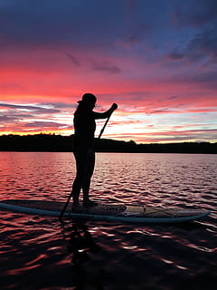 siluetă, persoană, permanent, placă de surf, capac, nori, întuneric, seară, ora de aur, orizont, peisaj, natură, vaslire, reflecţie, pitoresc, siluetele, cer, apus de soare, apă, o persoana, frumusețe în natură, oameni adevărați, scenice - natura, culoare portocalie, lac, liniște, nor - cer, lungime totală, o scenă liniștită, bărbați, activitate, în aer liber, 4K, CC0, domeniu public, fără drepturi de autor