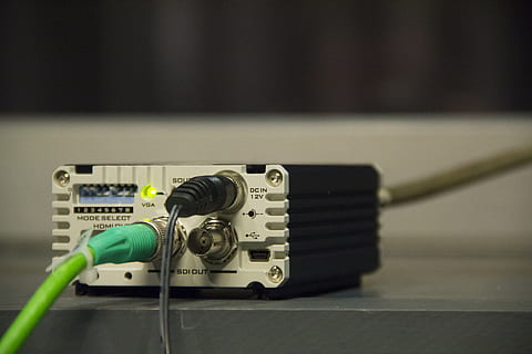 streaming, Internet, xarxa, connexió, comunicació, tecnologia, digital, a l'interior, equip de gravació de so, música, estil retro, equip d’àudio, equipament, cultura i entreteniment artístic, primer pla, cap gent, cable, centrar-se en primer pla, control, estudi, sol objecte, estudi de gravació, color negre, equipament elèctric, 5K, CC0, domini públic, lliure de regalies