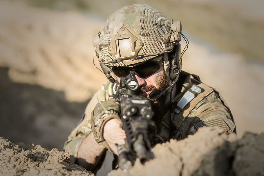 guerra dels soldats, diversos, objectiu, punteria, exèrcit, pistola, armes, militar, disparar, tiroteig, soldat, soldats, guerra, govern, forces Armades, arma, uniforme, uniforme militar, conflicte, lluita, rifle, soldat de l'exèrcit, barreteria, casc d’exèrcit, adult, una persona, roba, roba de camuflatge, forces especials, oficial, agressió, metralladora, 4K