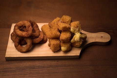 cebola, queijo, panado, comida e bebida, Comida, madeira - material, ainda vida, mesa, dentro de casa, frescura, pronto para comer, tábua de cortar, ninguém, fechar-se, comida doce, Castanho, indulgência, frito, grupo de objetos, lanche, cozido, focar em primeiro plano, tentação, 5K, CC0, domínio público, royalty free