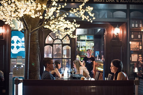 bar, makanan dan minuman, restoran, dewasa, perempuan, meja, bisnis, duduk, minum, sekelompok orang, pendirian bar - minuman, minuman, Arsitektur, laki-laki, komunikasi, orang tak terduga, alkohol, tertembak di kepala, potret, kafe, orang-orang, di luar rumah, penghitung bar, kaca, saat senang, 5K, CC0, domain publik, bebas royalti