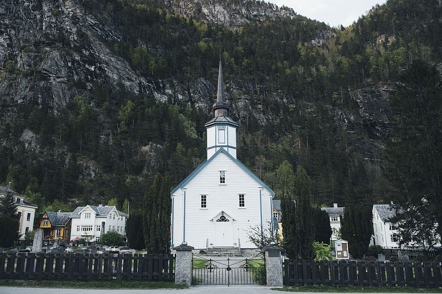 architettura, costruzione, infrastruttura, struttura, istituzione, domestico, Quartiere, boschi, foresta, montagna, alberi, struttura costruita, esterno dell'edificio, luogo di culto, religione, spiritualità, credenza, albero, pianta, natura, giorno, nessuno, acqua, cielo, all'aperto, abbazia, guglia, 5K
