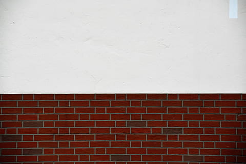 mattone, parete, struttura, bianca, architettura, costruzione, dettaglio dell'edificio, rosso, minimo, mattoni, muro di cemento, minimalismo, muro di mattoni, modello, finestra, Home decor, corrimano, ringhiera, pantaloni, caratteristica della parete, struttura costruita, nessuno, esterno dell'edificio, strutturato, copia spazio, Colore bianco, sfondi, fotogramma intero, giorno, avvicinamento, all'aperto, Marrone, 5K, CC0, dominio pubblico, privo di copyright