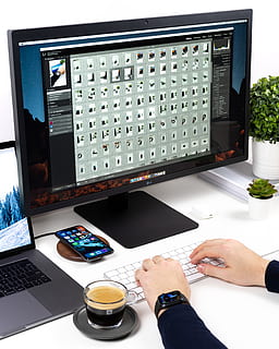 Person, mit, Apple Magic Keyboard, menschliche Hand, Technologie, Hand, Tabelle, menschliches Körperteil, echte Menschen, Computer, Verbindung, kabellose Technologie, eine Person, drinnen, Computerausrüstung, Tasse, Kommunikation, Computerbildschirm, Becher, Kaffeetasse, Bildschirm, Erwachsene, Tastatur, 4K, CC0, gemeinfrei, lizenzfrei