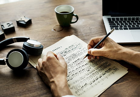 Compune, calculator, conexiune, divertisment, pasiune, Acasă, Internet, tastatură, laptop, mod de viata, mass-media, dimineaţă, muzică, muzician, reţea, caiet, notițe, hârtie, tehnologie, fără fir, muncă, lucru, spațiu de lucru, scriitor, umană, masa, mână, comunicare, băutură, ceașcă, gustare, partea corpului uman, halbă, cafea, cafea - băutură, o persoana, text, în interior, cană de cafea, mancare si bautura, stilou, tehnologia fără fir, folosind laptopul, ceai de ceai, deget, 4K, CC0, domeniu public, fără drepturi de autor