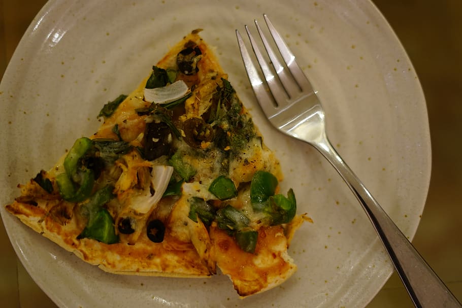 pizza, plátek, Vidlička, deska, zelenina, domácí výroba, vaření, trouba, sonya7ii, jídlo, jídlo a pití, jíst nádobí, kuchyňské nádobí, svěžest, připraven jíst, uvnitř, stůl, stálý život, detail, nikdo, vysoký úhel pohledu, italské jídlo, zeleniny, požitek, vybavení domácností, velikost porce, stolní nůž, vegetariánské jídlo, pokušení, 5K