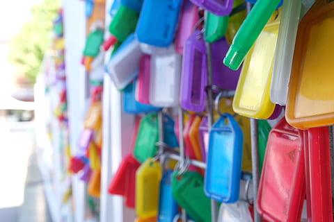 colore, Multi, chiave, Catene, plastica, struttura, multicolore, Al dettaglio, di fila, sospeso, scelta, nessuno, grande gruppo di oggetti, avvicinamento, variazione, abbondanza, memorizzare, messa a fuoco selettiva, gruppo di oggetti, consumismo, giorno, mercato, colore vibrante, in casa, contenitore, 4K, CC0, dominio pubblico, privo di copyright