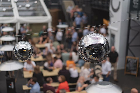 Due, sospeso, palle da discoteca d'argento, superficiale, fotografia a fuoco, palla, discoteca, palla da discoteca, stringa, appendere, bokeh, sfocatura, riflessione, bar, amico, cittadina, città, urbano, cibo di strada, villaggio container, pila, uscire, mangiare, potabile, notte fuori, persone, attività commerciale, scena urbana, moderno, vita di città, folla, strada, 5K, CC0, dominio pubblico, privo di copyright