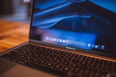 Macbook Pro, accesso, sfocatura, avvicinamento, computer, connessione, display, elettronica, casa, in casa, Internet, tastiera, il computer portatile, macbook, moderno, tenere sotto controllo, schermo, tecnologia, senza fili, tecnologia wireless, comunicazione, attrezzatura informatica, rete di computer, nessuno, tastiera del computer, attività commerciale, dati, blu, schermo del computer, messa a fuoco selettiva, sicurezza, tasto del computer, 5K, CC0, dominio pubblico, privo di copyright