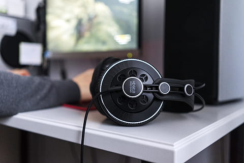 svart, ledning, headset, hvit, bord, bakgrunn, uklarhet, nærbilde, datamaskin, design, skrivebord, enhet, elektronikk, utstyr, hånd, hodetelefon, innendørs, innsiden, internett, moderne, følge, person, teknologi, menneskelig kroppsdel, én person, voksen, menneskelig hånd, fokusere på forgrunnen, holding, menn, kommunikasjon, dag, hanner, selektiv fokusering, hjem interiør, menneskelig lem, 5K, CC0, offentlig domene, opphavsrett gratis