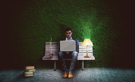 lavoro, maniaco del lavoro, scrittore, programmatore, uno, il computer portatile, taccuino, ufficio, banca, parco, panchina del parco, siepe, su, umano, atmosfera, buio, sera, luce, illuminato, notte, lampada, una persona, lunghezza intera, vista frontale, giovane adulto, persone reali, abbigliamento casual, attrezzatura per l'illuminazione, adulto, formazione scolastica, seduta, pubblicazione, detenzione, occhiali, ritratto, libro, stili di vita, in casa, lampada elettrica, 2K, CC0, dominio pubblico, privo di copyright