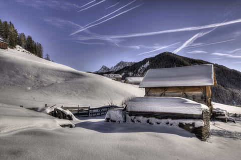 bruin, houten, huis, bedekt, sneeuw, wolken, koude, daglicht, zing, vorst, ijzig, bevroren, hd wallpaper, hut, ijs-, landschap, bergen, natuur, natuur behang, buitenshuis, toneel-, hemel, besneeuwd, bomen, weer, winter, hout, koude temperatuur, berg-, milieu, scenics - natuur, boom, wolk - lucht, schoonheid in de natuur, witte kleur, buitenkant van het gebouw, geen mensen, ingebouwde structuur, dag, met sneeuw bedekte berg, huisje, 5K, CC0, publiek domein, royaltyvrij