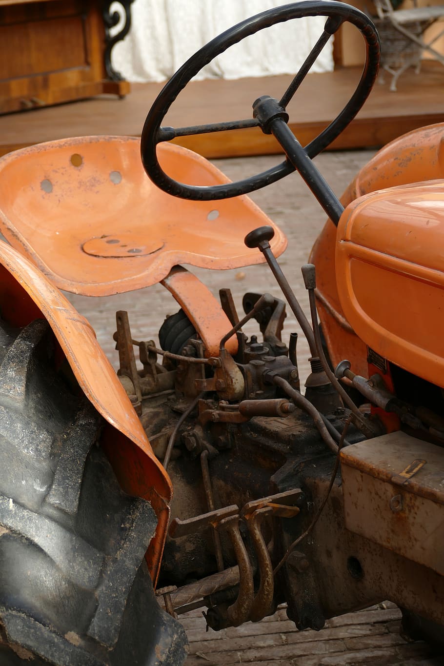 trattore, veicolo, vecchi tempi, vecchio, Vintage ▾, il motore, storico, agricoltura, antico, campagna, azienda agricola, classico, colore arancione, legno - materiale, nessuno, in casa, metallo, abbandonato, giorno, modo di trasporto, mezzi di trasporto, obsoleto, concentrarsi sulle conoscenze acquisite, laboratorio, arrugginito, macchinario, strumento di lavoro, avvicinamento, vista dall'alto, abilità, ruota, box auto, 5K