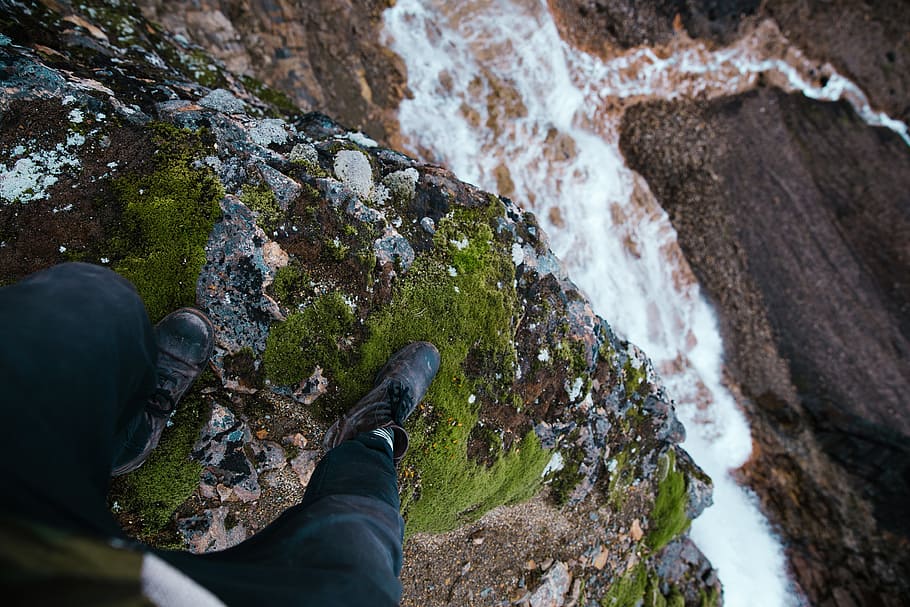 permanent, photo de bord des cascades, Hommes, océan, arrière-plans, roches, Terre, de plein air, cascades, Islande, autour du monde, eau, colline, Roche, solide, rock - objet, une personne, la nature, vue grand angle, perspective personnelle, journée, Activité de loisir, beauté dans la nature, section basse, Vrais gens, jambe humaine, partie du corps humain, modes de vie, en plein air, cascade, eau qui coule, ruisseau - eau courante, écoulement, 4K