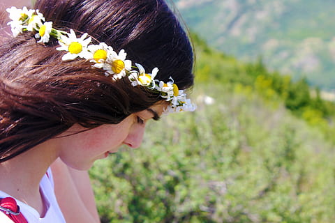 Geòrgia, mtskheta, planta amb flors, flor, planta, una persona, persones reals, naturalesa, bellesa a la natura, estils de vida, tirada al cap, frescor, activitat d'oci, dia, centrar-se en primer pla, pentinat, adult jove, cabell, primer pla, adult, fragilitat, portar flors, cap de flor, a l'aire lliure, 4K, CC0, domini públic, lliure de regalies