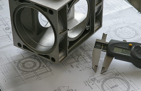 ingeniero, dibujo, cianotipo, tecnología, bosquejo, proyecto, industria, construcción, metalurgia, aluminio, medida, dimensiones, dimensión, componente, emitir, plan, adentro, Ingenieria, vista de alto ángulo, planificación, industria de construccion, papel, diseño, naturaleza muerta, instrumento de medida, exactitud, de cerca, documento, preparación, mesa, grupo de objetos, complejidad, arquitecto, equipo eléctrico, 2K, CC0, dominio público, libre de derechos